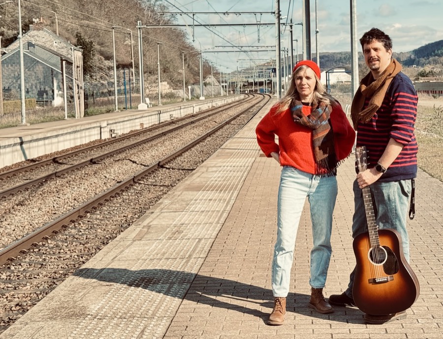 Cath et François sous un pont, guitare à la main